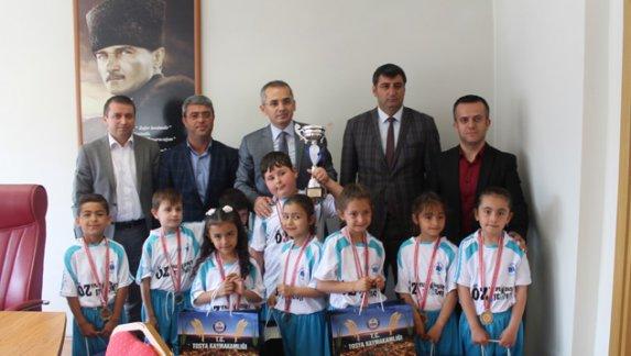 İlkokullar arası fiziksel etkinlik oyunlarında (İFET) Tosya Yavuz Selim İlkokulu il ikincisi oldu.