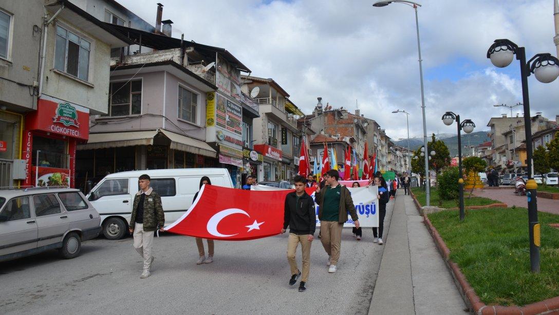 ATATÜRK'E SAYGI GENÇLİK VE HALK YÜRÜYÜŞÜ DÜZENLENDİ