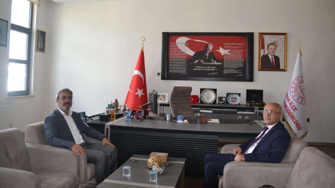 Tosya Barolar Birliği Temsilcisi Avukat Ve Emekli Öğretmen Erdoğan Güven,İlçe Milli Eğitim Müdürü Mehdi Toğrul'u ziyareti