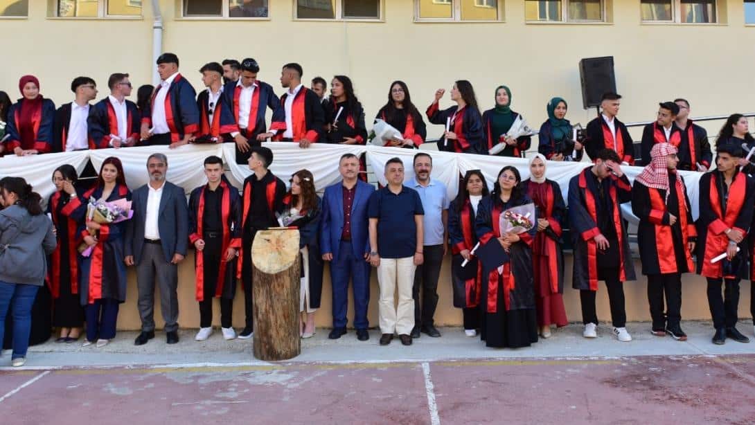  İlçe Milli Eğitim Müdürü Mehdi Toğrul'dan Lise Mezuniyet Töreni Ziyareti