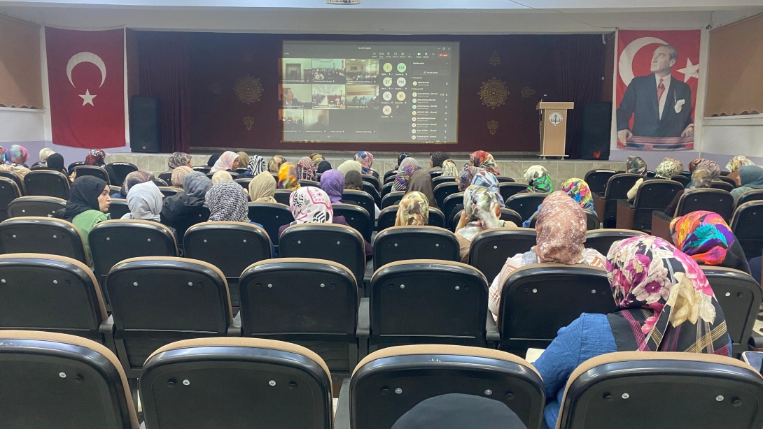 Fatih Ortaokulu Konferans Salonunda İUP İş Arama Becerileri Eğitim Semineri Gerçekleştirildi